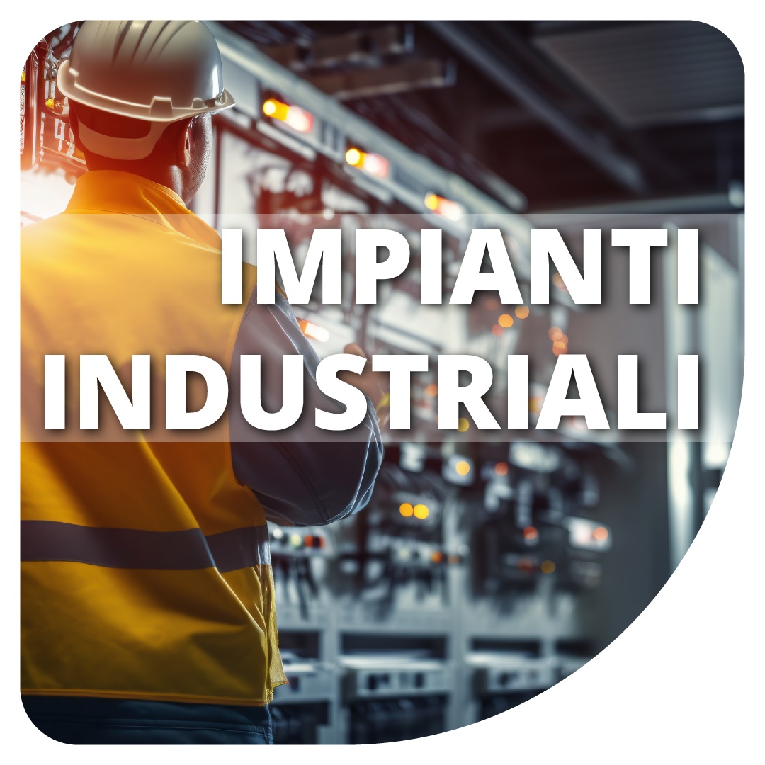 elettricista lavora in impianto industriale, impianti elettrici industriali